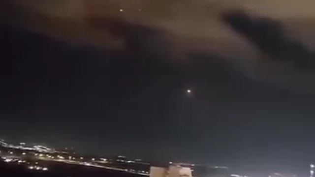 Ад в Дубае прямо сейчас град иранских ракет обрушился на Дубай