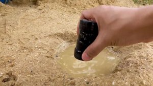 Игрушечная машинка в пещере с интересными вещами