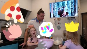 Готовим с папой. Ангелина и Лера готовят мини пиццы 🍕