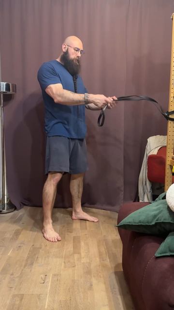 Горизонтальная тяга жгута стоя 2мя руками