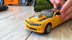 Марк одевает костюмы и играет в машинки _ Коллекция для детей