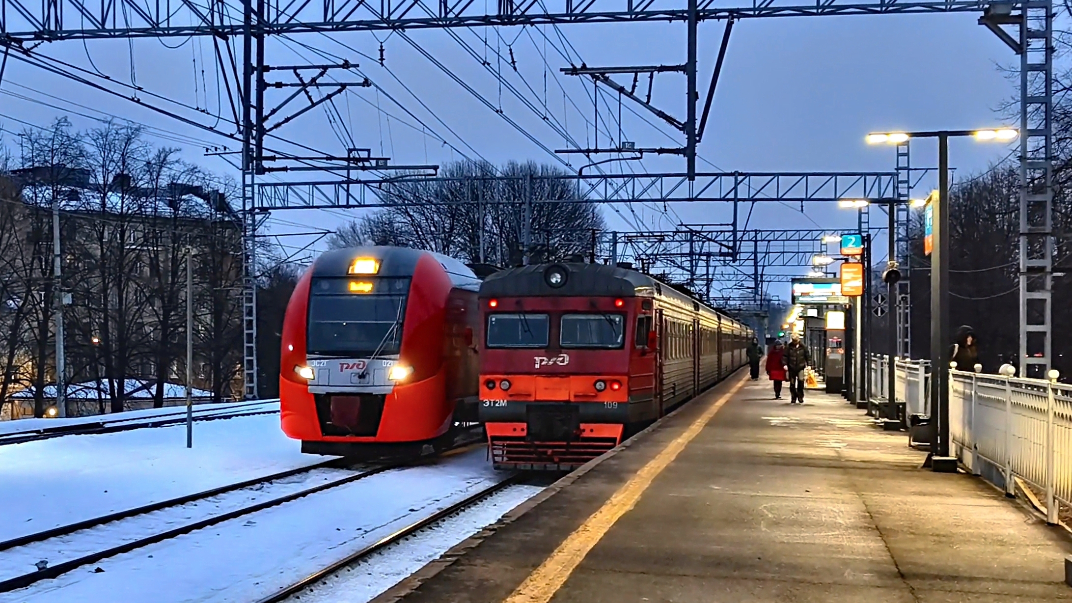 ЭТ2М 109 и ЭС2Г 021/028 "Ласточка" на станции Ланская смотреть онлайн