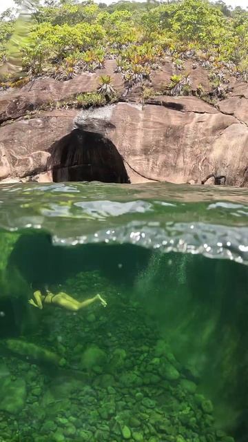 Вода принимает её