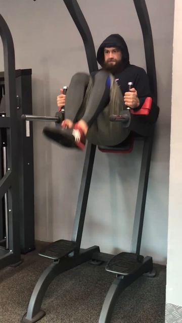 Обратные скручивания в висе с упором на локти и согнутыми коленями