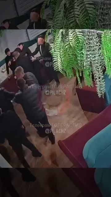 В Симферополе мужчины толпой напали на официанта из-за отказа дать им выпить