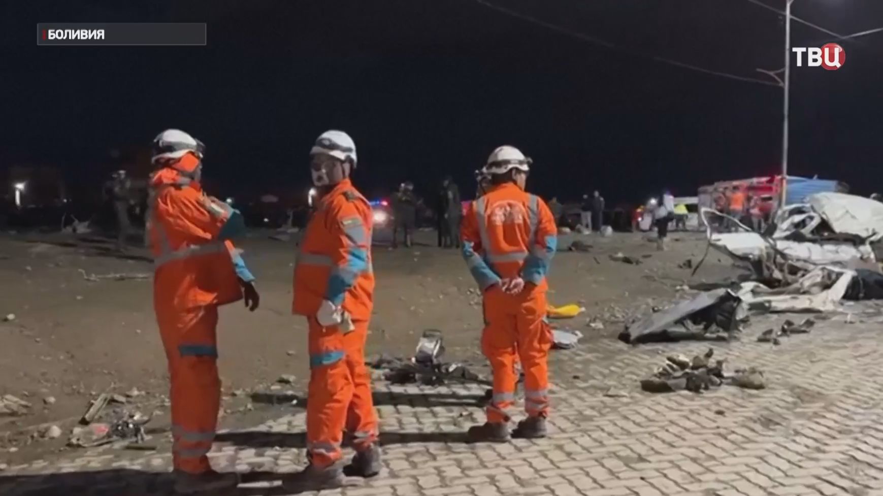 В Боливии военный самолёт упал на городскую улицу смотреть онлайн