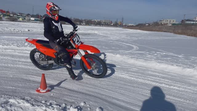 Школа мотокросса ZRT Тренировка поворотов смотреть онлайн