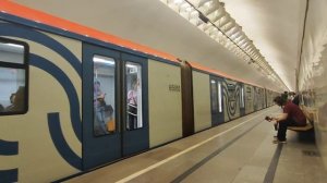 Поезд метро на станции Кузнецкий Мост
