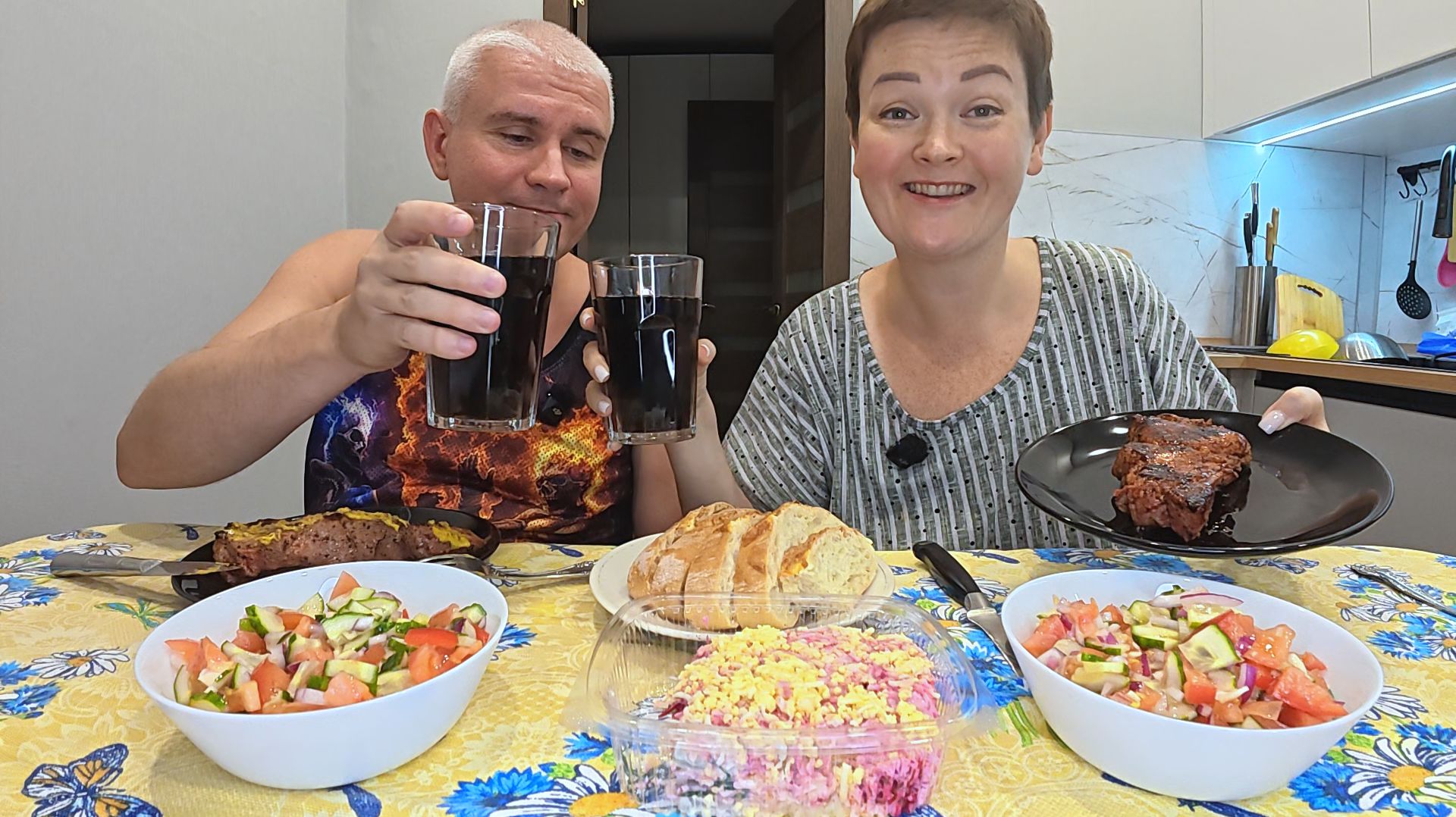 Мукбанг ОТМЕТИЛИ приезд домой! ВОЛОСЫ дыбом, мы были на ВОЛОСКЕ летя через Дубай! Семейный ужин