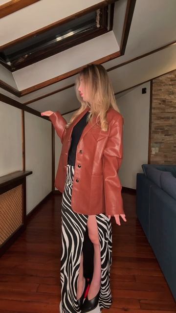 🖤 Образ дня — когда дерзость встречается с элегантностью.
Кожаный пиджак — для характера.
Боди — что