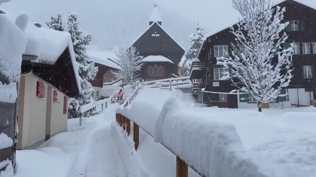 Жизнь в сельской местности Швейцарии во время сильного снегопада - жизнь в зимней стране чудес