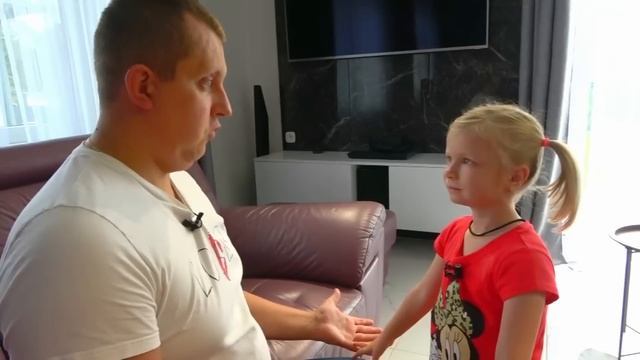 Нике прокололи уши. София подарила сестре серьги. Софунья Шалунья смотреть онлайн