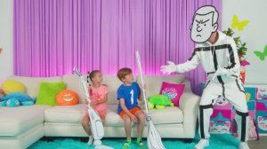 Настя с друзьями попали в бумажный мир - Like Nastya Vlog (1080p, h264) (1)