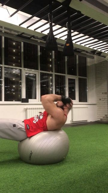 Скручивания на фитболе