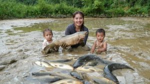 Как поймать гигантских карпов для продажи на рынке. Приготовление корма для свиней. Жизнь Дуонг.