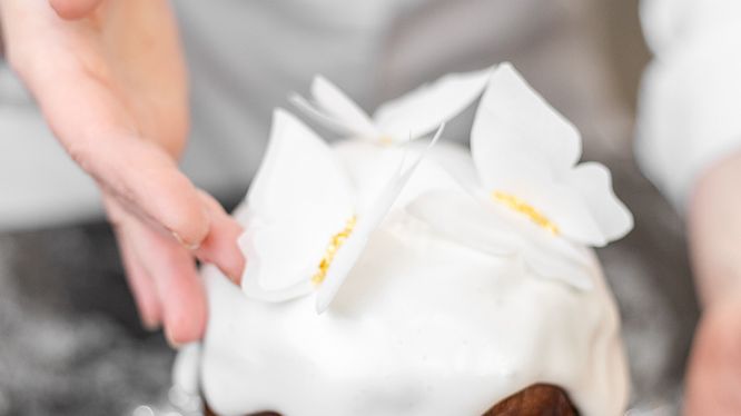 Приготовление шоколадных перышек для декора