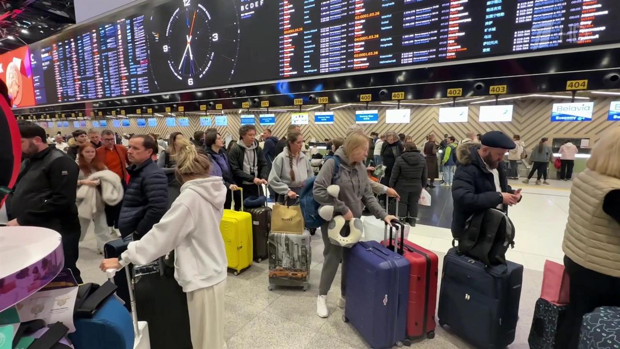 Закрытое небо на Ближнем Востоке: авиакомпании корректируют расписание. смотреть онлайн