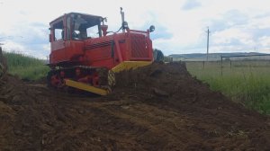 ДТ-75 Зарываем котлован.
