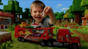 Майнкрафт фигурки и молния Маккуин. Играем с Серёжей.