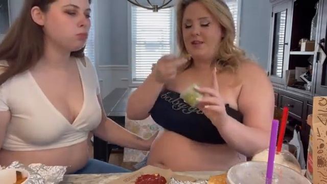 две толстушки наполняют животы