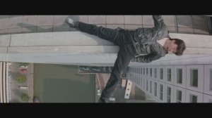 Кто я?: Бой на крыше против двоих бойцов