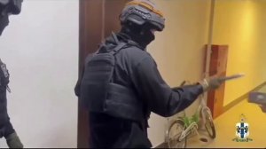 Открывайте, полиция! А то у нас не получается..