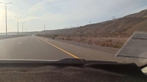 Вдоль дороги могут быть горные козлы и верблюды!