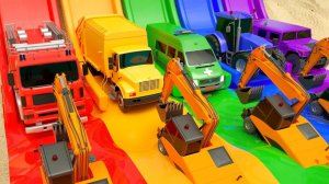 Огромный строительный экскаватор с дорожной техникой на мосту. Игрушечная машинка для детей.