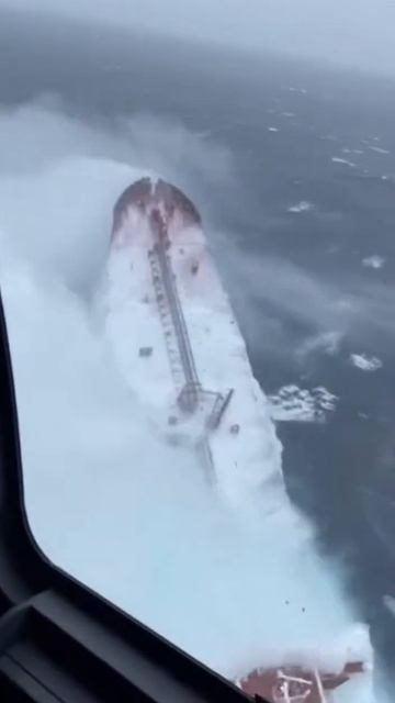 Гигантский танкер против разбойничьей волны