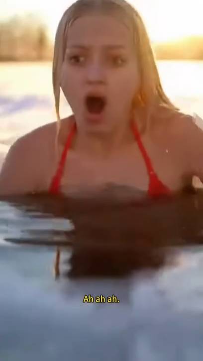 Прорубь принимает её