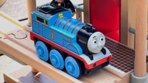 Все разноцветнве паровозики Томас и его друзья, изучают новую трассу. #дети #видеодлядетей