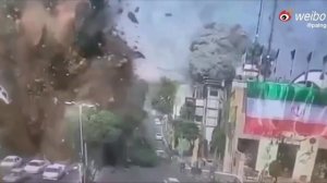 Появились кадры мощнейшего взрыва в Тегеране. Автомобили просто разлетелись.