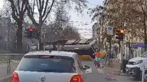 Два человека погибли и около 40 пострадали в результате аварии в Италии.