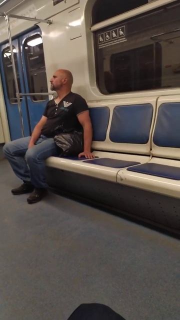 Девушки, дамы - налетайте! Молодой, богатый, неженатый, сексуальный - вот он! Ну и что, что лысый...