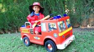 Сирена включена! Дима распаковывает пожарную машину и тушит пожар!