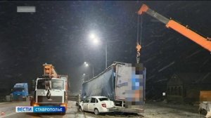 В Буденновском округе автомобиль врезался в подъемный кран, пострадал пешеход