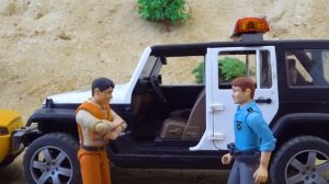 21. Смешные машинки и полицейские машины на дороге