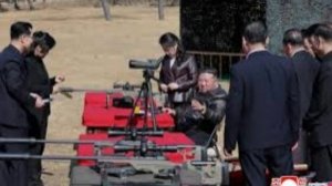 Ким Чен Ын подарил новейшие снайперские винтовки военным командирам