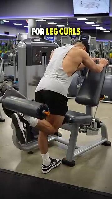 Используйте разгибание ног для тренировки квадрицепсов, ПОДКОЛЕННЫХ СУХОЖИЛИЙ и ягодичных МЫШЦ!