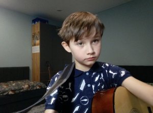 играю на гитаре,заходи!Вместе веселее