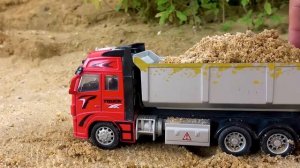 36. Автокран помогает машинкам в песке - машина игрушки для детей