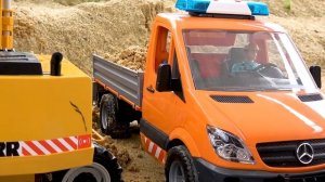 Строительная машина Играют c Грузовики и Экскаватор в Песке. Видео Для детей