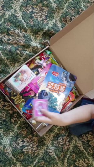 Распаковка от знакомого .Китайские конфеты