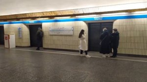 Ст. метро Петроградская, Ленинград (С-Петербург) - интерьер, пассажиры, прибытие поездов Фрагмент 10