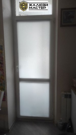 Компактные и функциональные светло-серые рулонные шторы MINI  на створки окна для защиты от солнца.