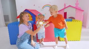 Алиса и разноцветные шары повсюду