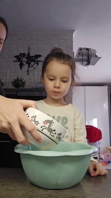 Кексик, готовит Лера с мамой  #готовимподомашнему #baby #детки #Кекс #craft  #cooking