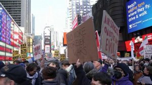 В США люди требуют немедленно прекратить военную агрессию против Ирана.