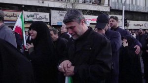 В Тегеране тысячи людей вышли на улицы в память о погибшем верховном лидере Ирана.