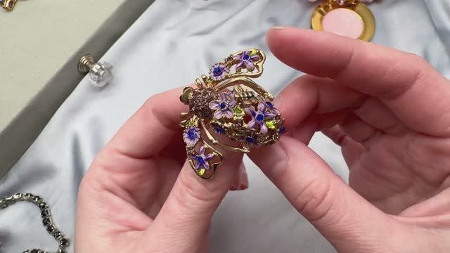 18. РАСПАКОВКА Винтажной бижутерии. Joan Rivers, Sarah Coventry,Juliana,Avon, и др. смотреть онлайн